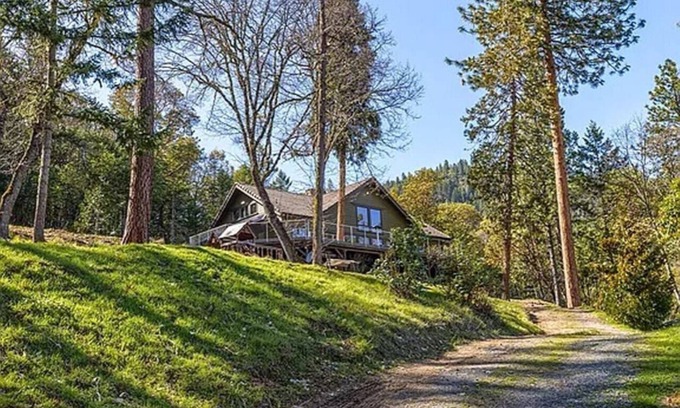 Jacksonville House | Oregon Mountain Chalet: Guest Rated 10/10 with Breakfast & Kitchen