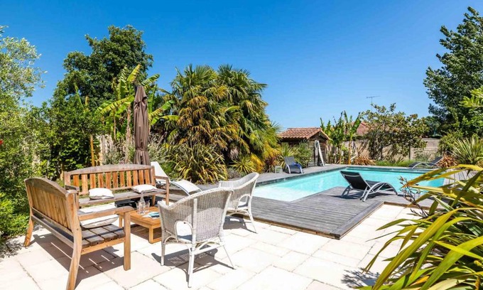 Soustons Villa | Explore Oregonia: Family-Friendly with Pool and Kitchen