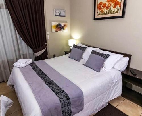 Talca House | Budget-Friendly Oriente Hostal with Hot Tub & Breakfast