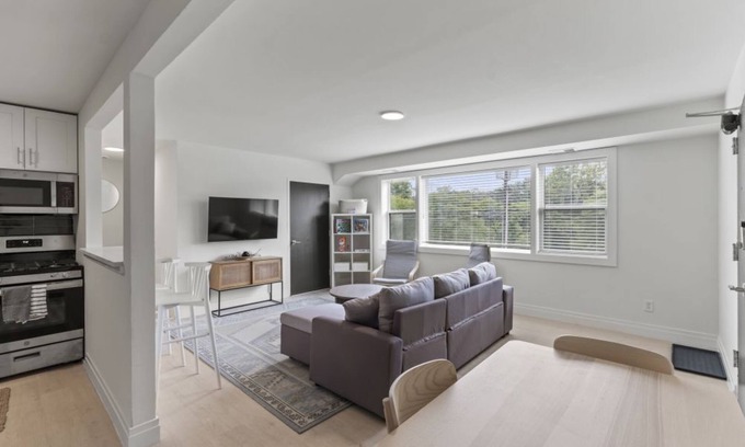 Taylor Run Condo | Cozy 2BR Condo in Alexandria - Pet Friendly & Family Ready