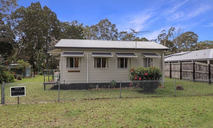 Amity Point House | Original Straddie Shack with Air-conditioned Comfort