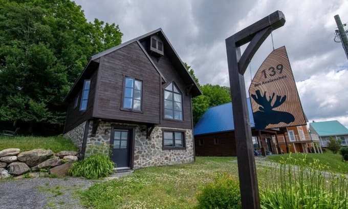 Lac-Etchemin Ski Chalet | Orignal · The Richard - Mont Orignal ski in/out
