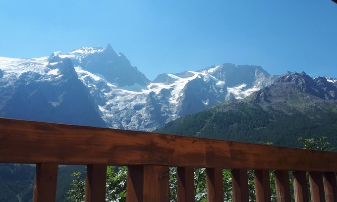 La Grave Ski Chalet | Orion Chalet: Family-Friendly Retreat with Pool & Kitchen