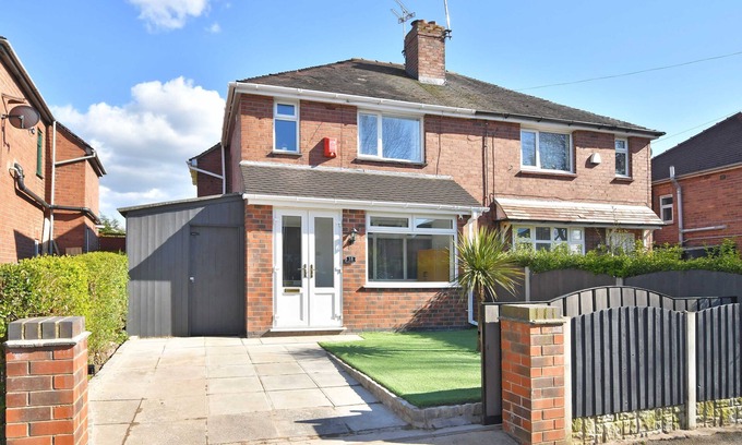 Crewe House | Cozy Orion House: Ideal for Families with Garden & Kitchen