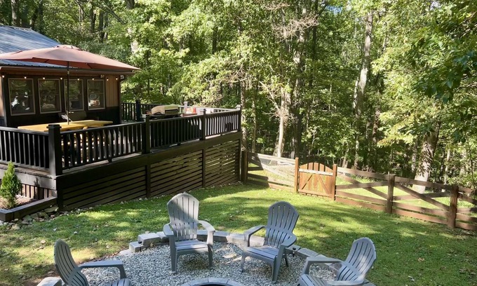 The Woods Cabin | ✬Orion’s Getaway✬ Large deck+Gameroom+Wood Stove