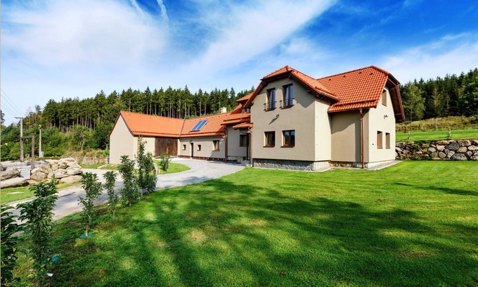 Varvazov Villa | Experience Orlík JVNS100 with Lake Views and Family Comfort