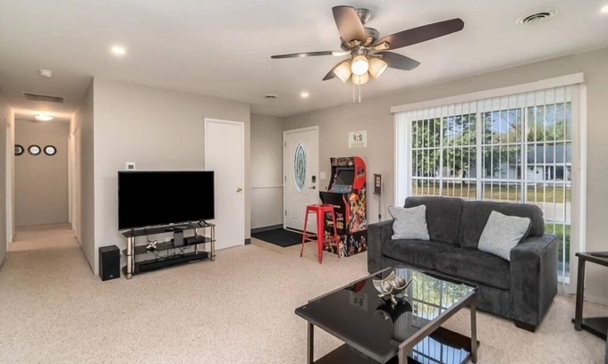 Orland Park House | Pet Friendly Orland Park FHS Rental with Pool & Breakfast