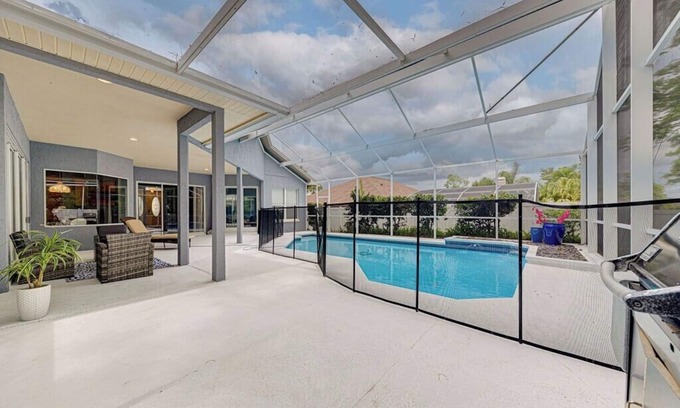 Forest City House | Perfect Orlando Getaway: Spa, Hot Tub & Breakfast Included