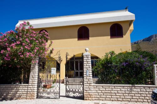 Pizzolungo Bed & Breakfast | Pet-Friendly Ocean View Rooms at Orlando Vacanze Camere