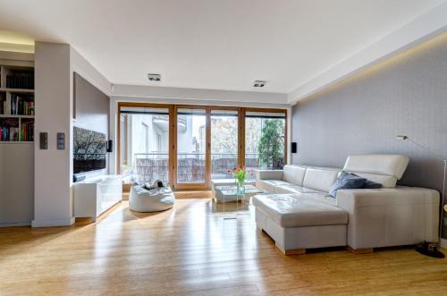 Orlowo Apartment | Discover Orlowska43: Family-Friendly Stay with Breakfast