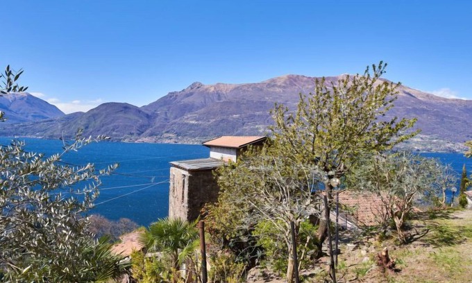 Bellano House | Oro del Lario: Oceanfront Retreat with Spa and Kitchen