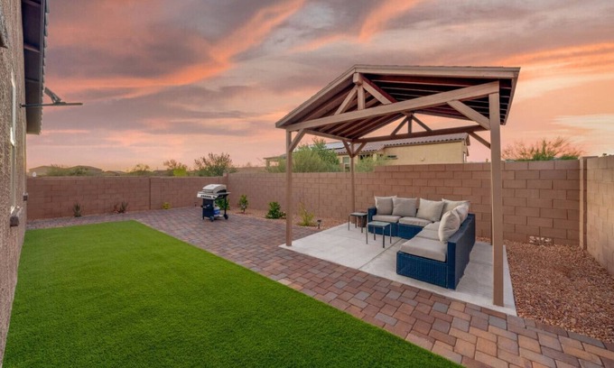 Casas Adobes Apartment | Oro Valley Retreat: Spacious 2BR with Pet-Friendly Amenities