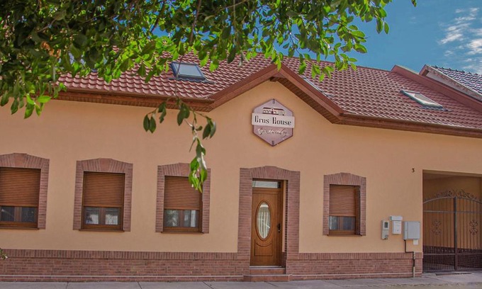 Oroshaza Apartment | Top-Rated Oros House Apartmanház with Family-Friendly Amenities