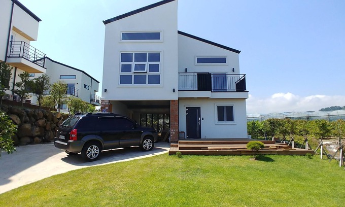Hyodon-dong House | Discover OroshyJeju-Stay: Cozy House with Pool & Breakfast