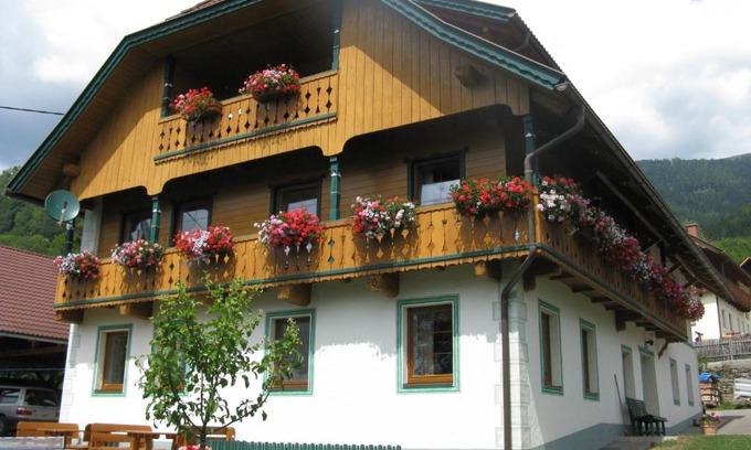 Millstatt Apartment | Discover Ortnerhof: Cozy Retreat with Hot Tub & Breakfast