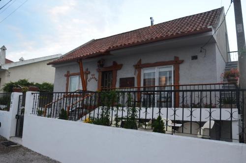Charneca de Caparica e Sobreda Hotel | Budget-Friendly Stay at Os Piratas with Kitchen Amenities