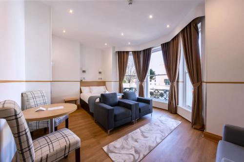 Eastbourne Seafront Apartment | Pet-Friendly Osborne Aparthotel: Family Comfort Awaits