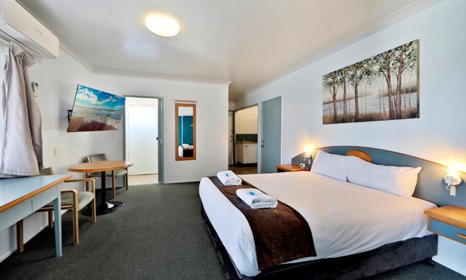 Bundaberg West Hotel | Oscar Motel: Family-Friendly Stay with Pool & Breakfast