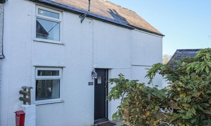 Brynsiencyn House | Relax at Oscar's Pad: Pet and Child Friendly Retreat