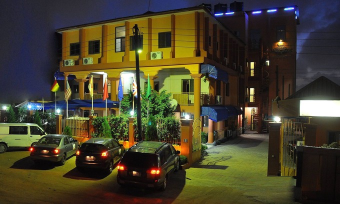 Accra Hotel | Oscarpak Royal Hotel: Family-Friendly Stay with Dining Options