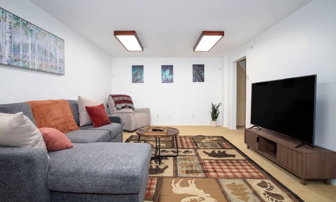 Fairbanks Apartment | Oscar’s Borealis Retreat