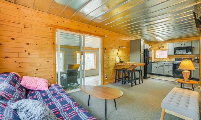 Oscoda Cabin | Cozy Oscoda Cabin: Walk to Lake Huron with Kitchen & Spa