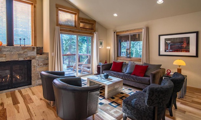 Truckee House | Relax at Oslo Oasis with Private Beach and Pool Access