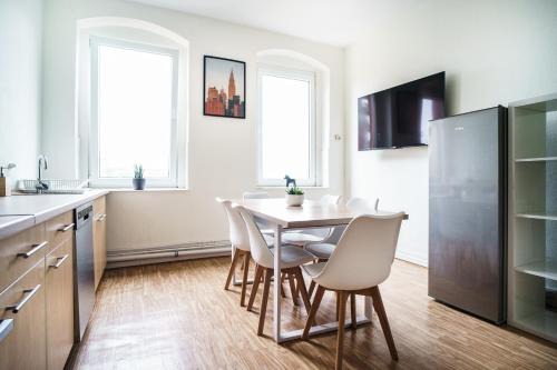 Ibbenbueren Apartment | Discover B23 Monteure: Cozy 5-Room Retreat with TV