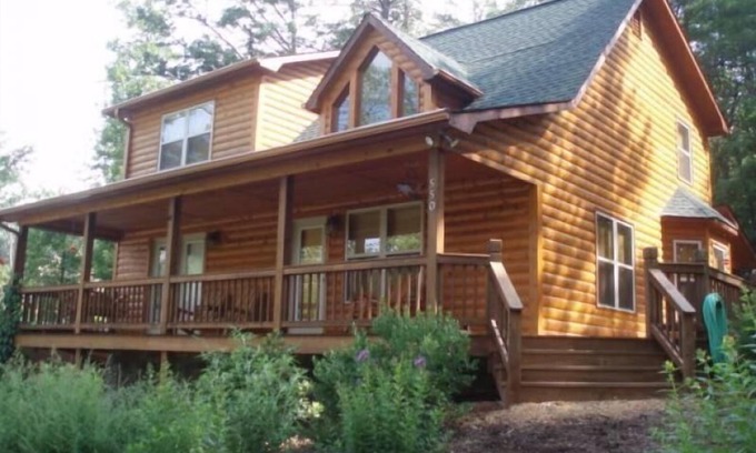 Young Harris Cabin | Cozy Oso Suite Cabin: Hot Tub, Pet Friendly & Scenic Views