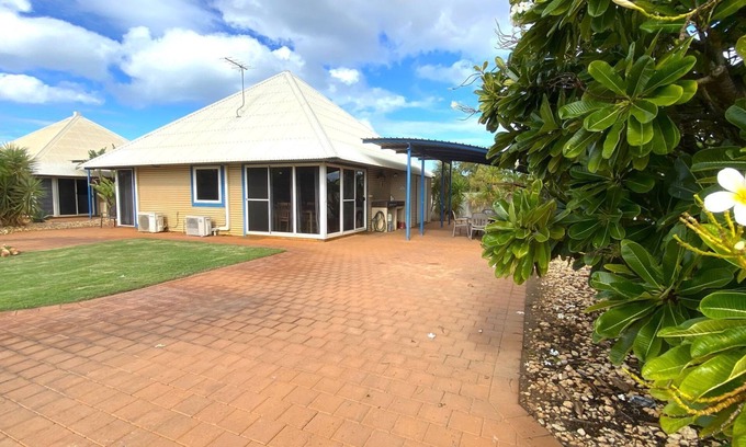 Exmouth Villa | Osprey Holiday Village: Family-Friendly Poolside Retreat