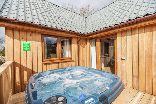 Newton Stewart House | Osprey Lodge 1: Pet-Friendly Retreat with Hot Tub