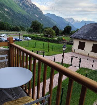 Bielle Apartment | Ossau T2 5 personnes tt confort climatisation piscine linge de maison inclus moustiquaires vue montagne plein sud