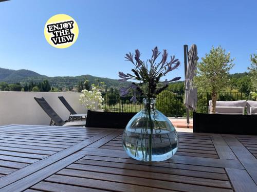 Malaucene Apartment | Ostal Grinta: Oceanfront Retreat with Pool & Family Amenities