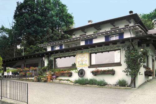 Gignese Bed & Breakfast | Discover Comfort at Osteria delle 3V - Pet Friendly Stay