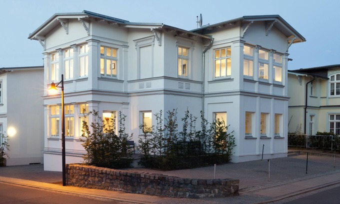 Ahlbeck Apartment | Oceanfront Escape: Kaiser Karl Design Apartments Awaits