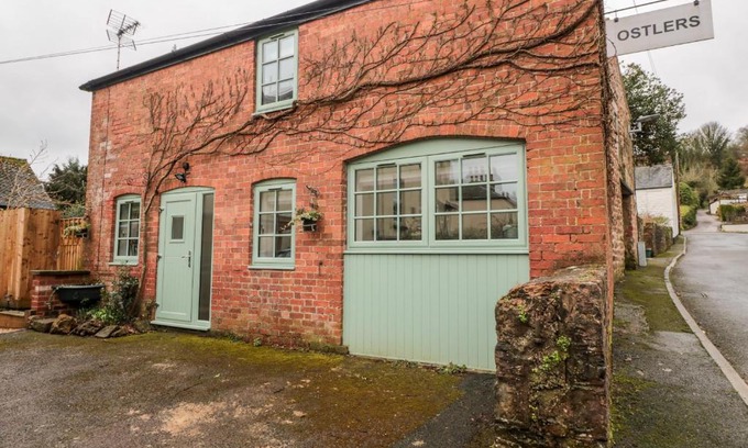 Mitcheldean House | Discover Ostlers: 4-Star Pet-Friendly Retreat with Top Reviews