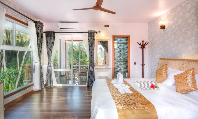 Ukulhas House | Ostrov Villa: Oceanfront Retreat with Pet-Friendly Amenities