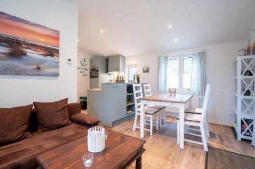 Gronenberg House | Family-Friendly Retreat at Ostseecamp Ferienhaus "Backbord"