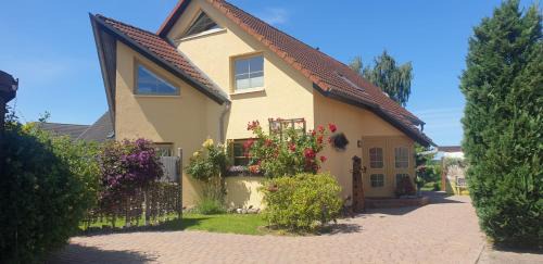 Elmenhorst/Lichtenhagen Apartment | Scenic Oceanfront Retreat at Lichtenhagen-Dorf