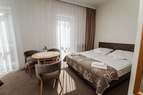 Krynica-Zdroj Resort | Pet-Friendly Getaway at OSW Sportowiec with Pool & Breakfast