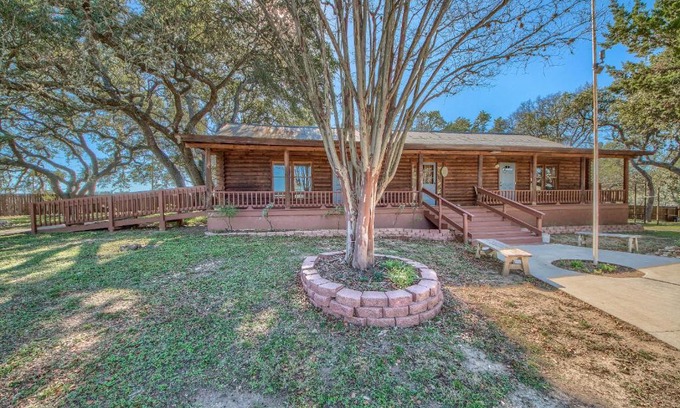 New Braunfels House | No Hurry Retreat: Pet-Friendly with Hot Tub & 10/10 Rating