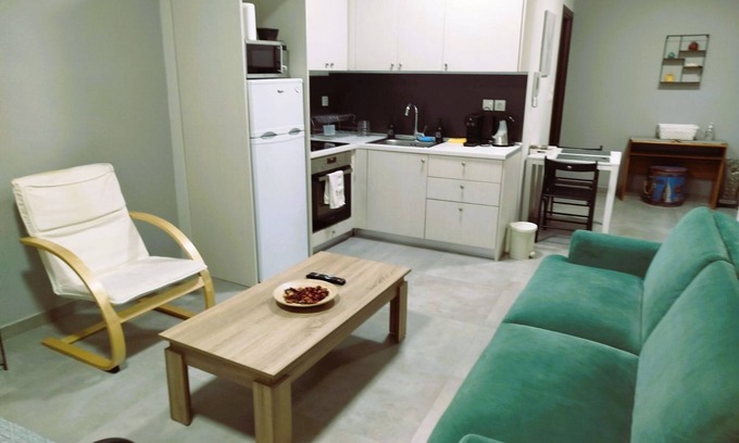 Trikala Apartment | Comfortable Stay at Othonos 10 with Great Amenities