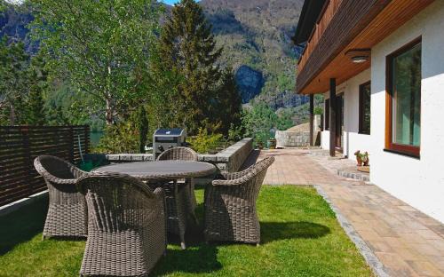Aurland Apartment | Experience Otnes Fjordside: Family-Friendly 4-Star Retreat