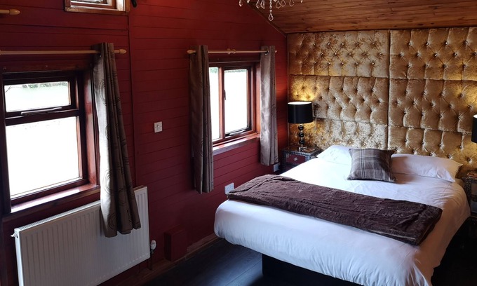 Warminster Ski Chalet | Relaxing Getaway at Otter 3 with Hot Tub & Scenic Views