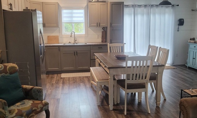 Okanagan-Similkameen Cottage | Otter House: Beachside Retreat with Ocean Views & Pet Friendly