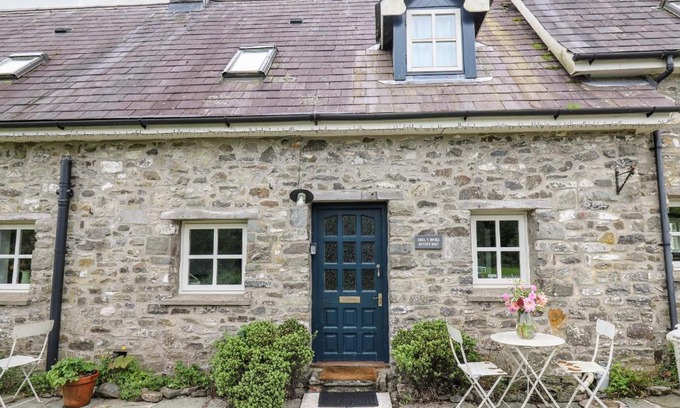 Llandeilo House | Pet-Friendly Retreat at Otters Holt - A 4-Star Escape