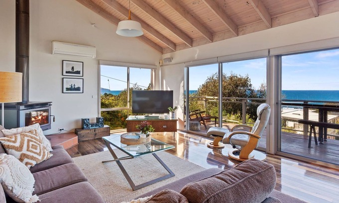 Skenes Creek House | Otway Views: Relaxation with Oceanfront Pool Access