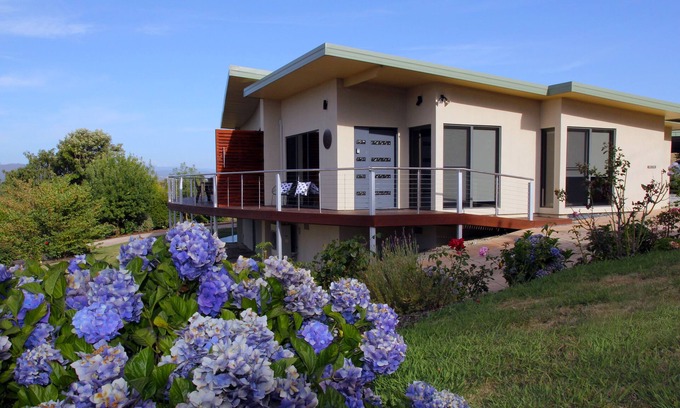Rosevears Apartment | Modern Retreat at Ou+look BnB: Guest Rated 9.8, Pool & Breakfast