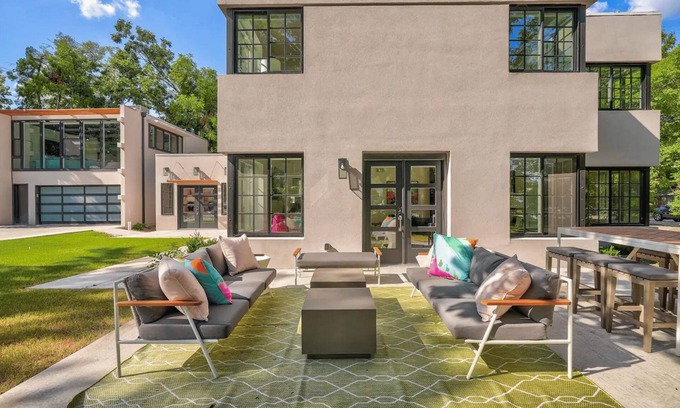 Norman House | OU Luxury 5BR Retreat + Patio | Walk to Campus #Cha