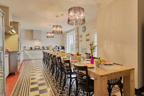 Gijverinkhove House | Experience Oud Brouwershof: 4-Star Retreat with Pool & Pets